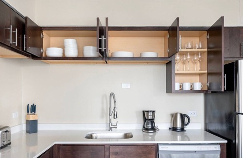 Edgewater Beach Apartment | Trendy Edgewater 1BR w/ Gym, Deck & Lounge, nr L, by Blueground