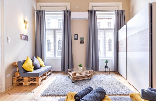Csarnok negyed Apartment | Trendy Grand Boulevard Designer Home