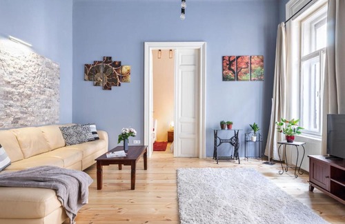 Csarnok negyed Apartment | Trendy Grand Boulevard Designer Home