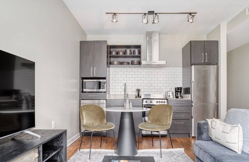 Mount Vernon Triangle Apartment | Trendy Mt Vernon 1BR, w/ Gym, W/D & Roof Deck, near Metro, by Blueground