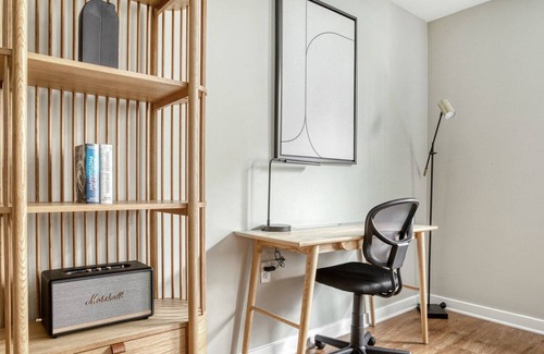 Mount Vernon Triangle Apartment | Trendy Mt Vernon 1BR, w/ Gym, W/D & Roof Deck, near Metro, by Blueground