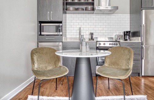 Mount Vernon Triangle Apartment | Trendy Mt Vernon 1BR, w/ Gym, W/D & Roof Deck, near Metro, by Blueground
