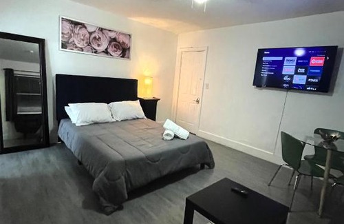 Parkside Apartment | Trendy Pads in Hollywood