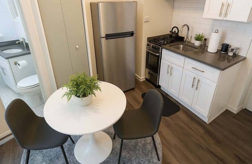 Hyde Park Apartment | Trendy Studio in Vibrant Area