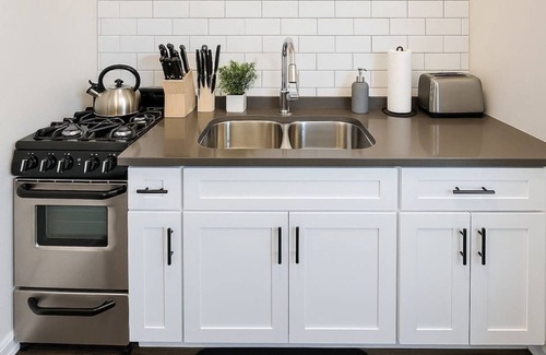 Hyde Park Apartment | Trendy Studio in Vibrant Area