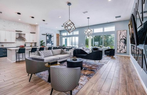 Loughman House | Trendy Villa w Trampoline RM, Bowling, Fantasy Themed BR & Theater - Near Disney