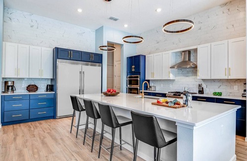 Loughman House | Trendy Villa w Trampoline RM, Bowling, Fantasy Themed BR & Theater - Near Disney