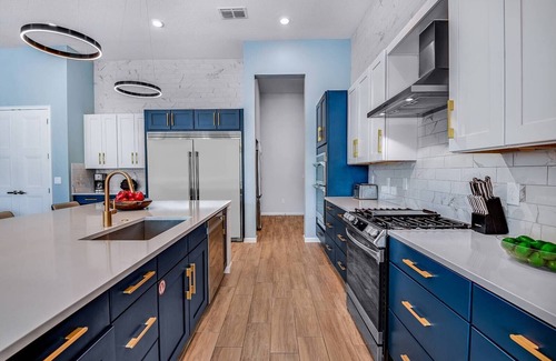 Loughman House | Trendy Villa w Trampoline RM, Bowling, Fantasy Themed BR & Theater - Near Disney