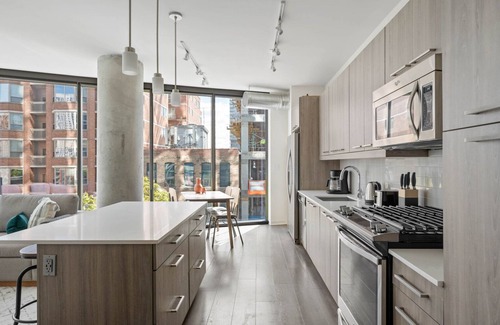 West Loop Apartment | Trendy West Loop 2BR w/W/D, Gym & Lounge, nr L, by Blueground