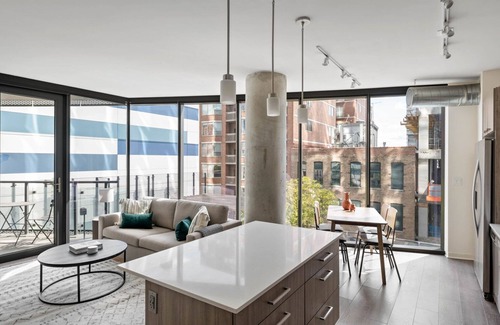 West Loop Apartment | Trendy West Loop 2BR w/W/D, Gym & Lounge, nr L, by Blueground