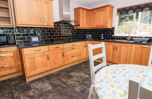 Helford Passage Cottage | TRENOWETH SEA VIEW, pet friendly, with a garden in St Keverne