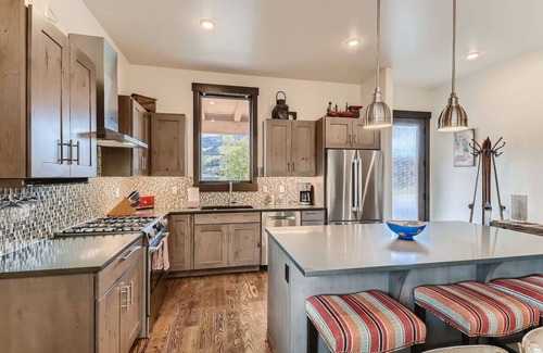 Silverthorne House | Tresco House - Luxury Pet Friendly Mountain Rental