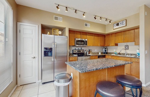 Paradise Valley Village Condo | Tri-level Condo in Gated Community w/balcony, office, & shared pool/hot tub