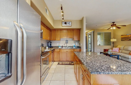 Paradise Valley Village Condo | Tri-level Condo in Gated Community w/balcony, office, & shared pool/hot tub