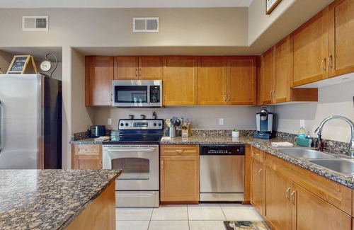 Paradise Valley Village Condo | Tri-level Condo in Gated Community w/balcony, office, & shared pool/hot tub