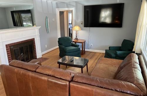 Norfolk House | Tri-Level home - 5 BR 2 BA - Extended Stays, Wi-Fi home