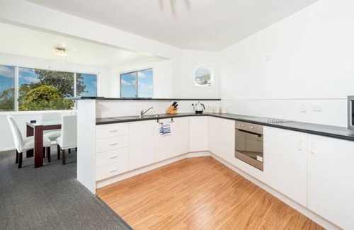 Eagle Heights House | TRI-LIVING WITH COASTAL VIEWS / TAMBORINE MOUNTAIN