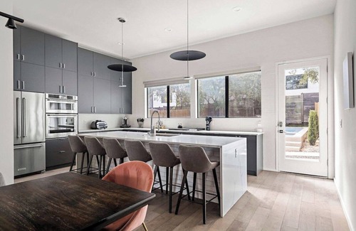 Galindo House | Triangles - Modern Luxury 5BR Villa, Downtown, Pool, Hot Tub, Sauna, Concierge