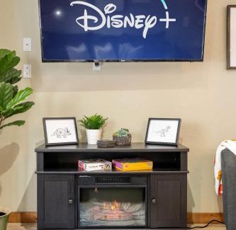 Drumheller House | Triceratops Landing I Fire Place I Games I Netflix