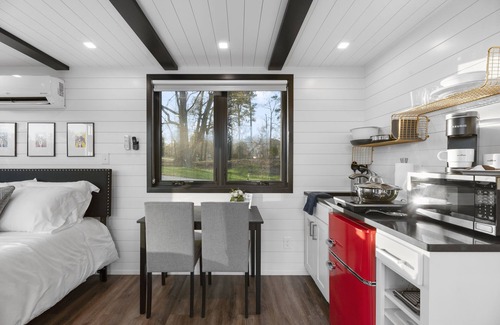 Willis Resort | Trifecta is 2 mins to Lake Conroe! Heated Pool, Stocked Ponds, Cute Pygmy Goats
