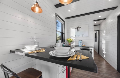 Willis Resort | Trifecta is 2 mins to Lake Conroe! Heated Pool, Stocked Ponds, Cute Pygmy Goats