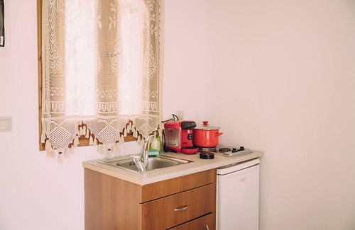 Ilida Apartment | Trikalioti's Lush Estate Apt Afrodity, Palouki, Greece