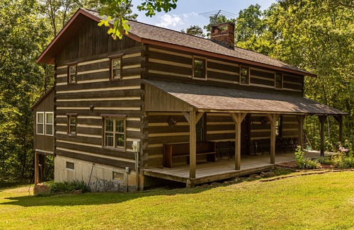 Cobden Cabin | Trillium Chalet - Luxury Primitive Cabin tucked in the woods on 10+ acres