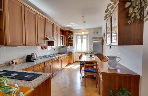 Cormons Apartment | Trilocale in centro a Cormons con balcone e garage