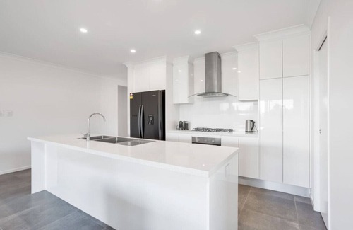 Trinity Beach House | Trinity Beach 4BR Modern Getaway with Spa/Pets