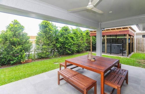 Trinity Beach House | Trinity Beach 4BR Modern Getaway with Spa/Pets