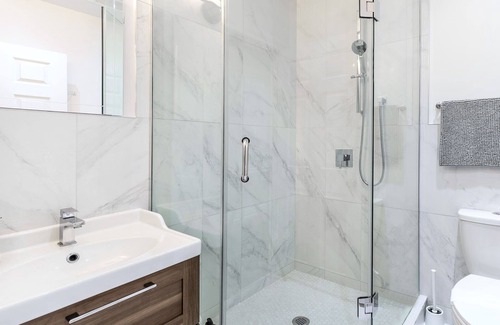 Little Italy Apartment | Trinity Bellwoods Pet-Friendly 3-Bedroom w Patio