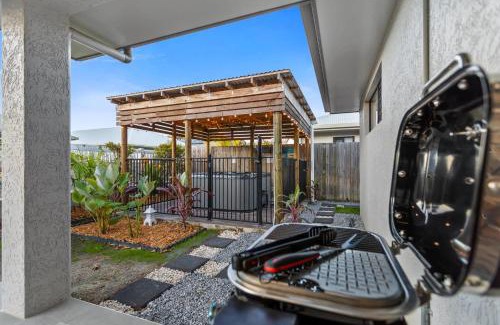 Trinity Beach House | Trinity Oasis Spa BBQ & Family Retreat