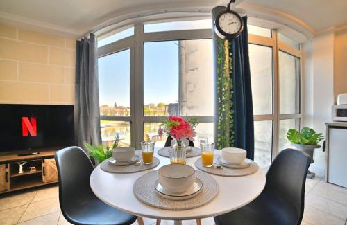 Saintes Apartment | Triomphe - Vue Sublime, Confort Moderne, Charme Gallo-Romain, Cœur de Ville, Tv 4K, Fibre