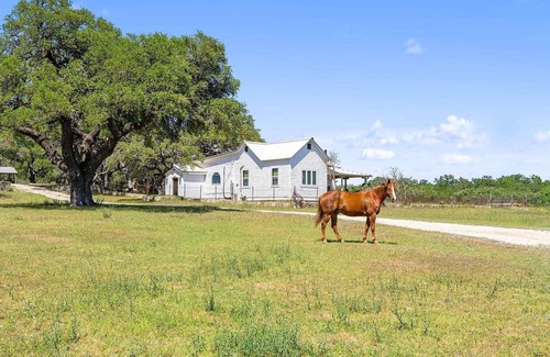 China Grove House | TRIPLE OAKS LODGE Accommodating 3-Bedroom Home Open Country Living San Antonio