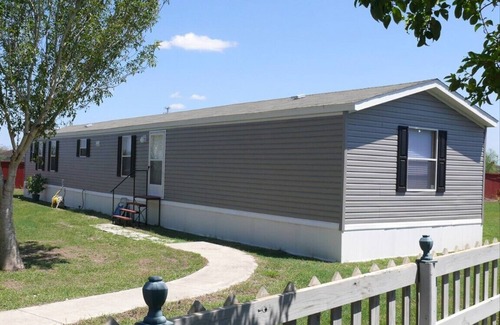 China Grove House | TRIPLE OAKS LODGE Accommodating 3-Bedroom Home Open Country Living San Antonio