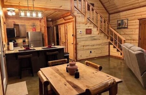 Broken Bow Cabin | Triple Oaks Retreat · Cozy & Welcoming!