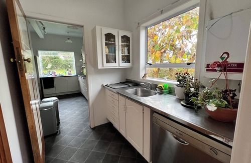 Epsom Villa | TRIPLE ROOM ONLY with Shared Bathroom @ LA CASA BONITA AUCKLAND 8 Bedroom Villa.