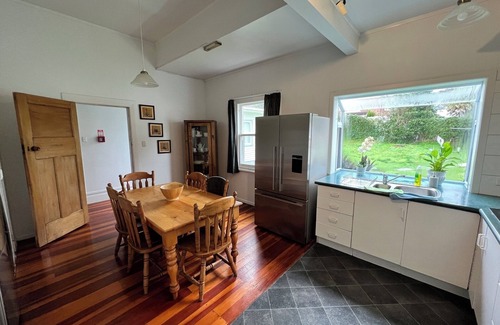 Epsom Villa | TRIPLE ROOM ONLY with Shared Bathroom @ LA CASA BONITA AUCKLAND 8 Bedroom Villa.