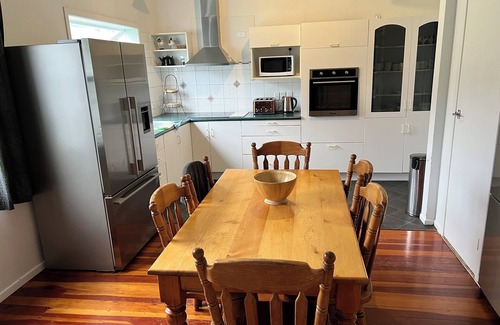 Epsom Villa | TRIPLE ROOM ONLY with Shared Bathroom @ LA CASA BONITA AUCKLAND 8 Bedroom Villa.