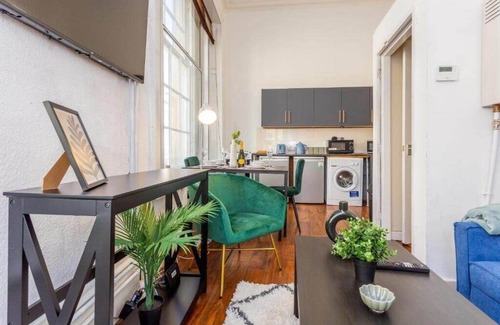 Newcastle-upon-Tyne Apartment | Triplex Apartment in Central Newcastle - Sleeps 10