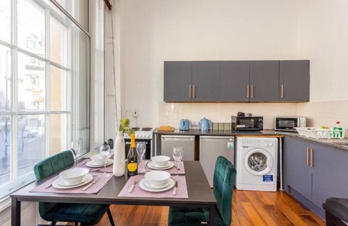 Newcastle-upon-Tyne Apartment | Triplex Apartment in Central Newcastle - Sleeps 10