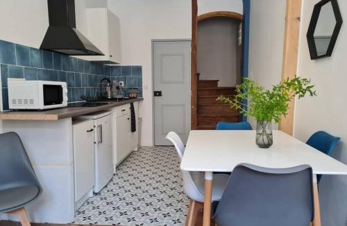 Foix Apartment | Triplex avec vue sur place du centre historique.
