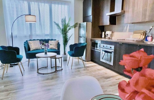 Toronto Entertainment District Hotel | Tripshine DT Executive 3BR/2BA king bed Parking Lakeview