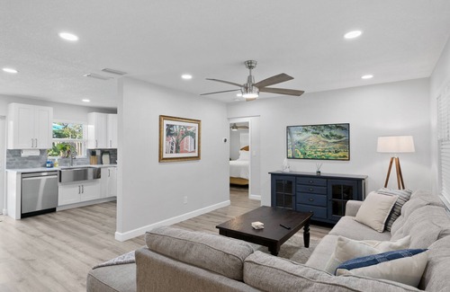 Ballast Point House | Tropical 3bd bungalow with pool! Walk to Bayshore!