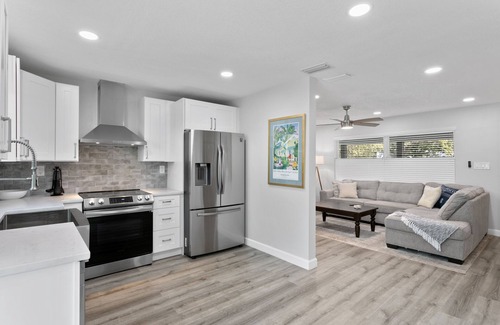 Ballast Point House | Tropical 3bd bungalow with pool! Walk to Bayshore!