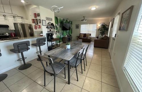 Lakeland House | Tropical 3bed 2bath Lakeland Home on corner lot