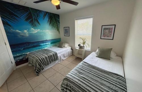 Lakeland House | Tropical 3bed 2bath Lakeland Home on corner lot