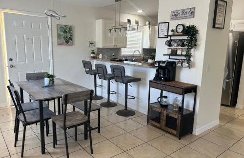 Lakeland House | Tropical 3bed 2bath Lakeland Home on corner lot