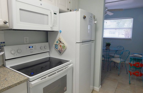 Key Colony Beach Apartment | Tropical Beachfront Condo Key Colony Beach - 3 night Minimum