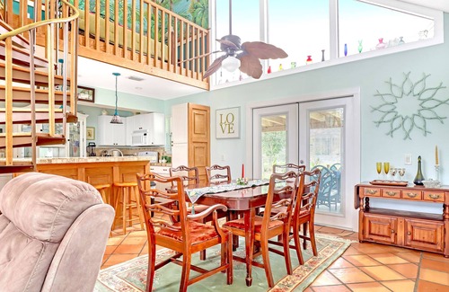 Sebastian Highlands Ski Chalet | Tropical Chalet w/3 King Bedrooms. 3 patios, and an Above-Ground Pool!